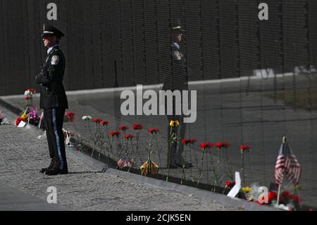 Ein Militäroffizier steht Wache neben Namen gefallener Dienstmitglieder, am Vietnam Veterans Memorial auf der National Mall in Washington, DC. USA, 11. November 2019. REUTERS/Siphiwe Sibeko