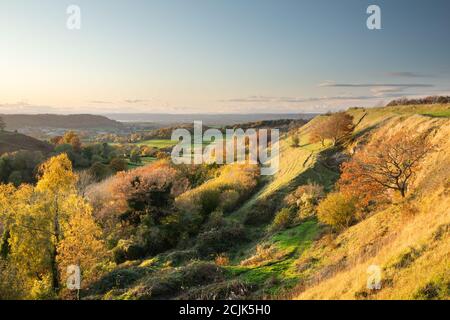 Die Cotswolds und severn Vale aus Uley Bury, Gloucestershire, England Stockfoto