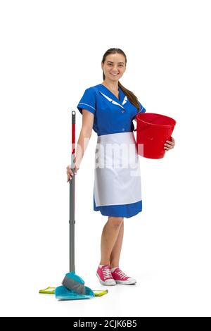 Verwendung von Geräten. Portrait von Frau gemacht, Hausmädchen, Putzfrauen in weiß und blau Uniform isoliert auf weißem Hintergrund. Copyspace für Werbung. Konzept der beruflichen Tätigkeit, Arbeit. Stockfoto