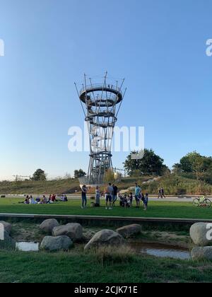 Menschen genießen Sommertag rund um den Kempen Turm in Spoorpark (Railway Park). Tilburg, Nordbrabant / Niederlande Stockfoto