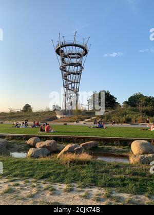 Menschen genießen Sommertag rund um den Kempen Turm in Spoorpark (Railway Park). Tilburg, Nordbrabant / Niederlande Stockfoto