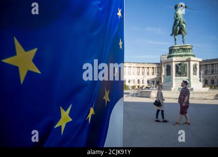 Eine Ausstellung im Heldenplatz "das Ende eines geteilten Europas", mit der Statue von Franz Joseph und der Hofburg, Wien, Österreich Stockfoto
