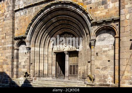 Mauriac, Tympanon und Veranda von Notre Dame des Miracles, Cantal Department, Auvergne Rhone Alpes, Frankreich Stockfoto