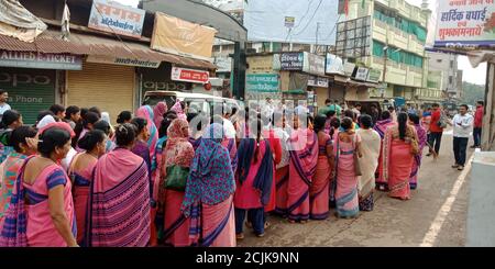 DISTRIKT KATNI, INDIEN - 02. OKTOBER 2019: Indische Anganwadi-Arbeiterinnen, die während der Mahatma Gandhi jayanti an der Clean india Road Show teilnehmen. Stockfoto