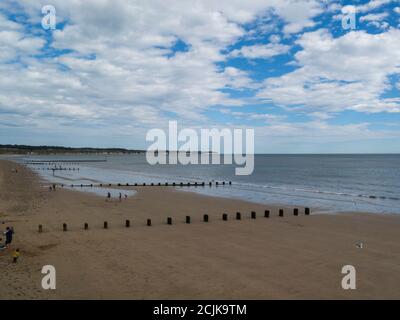 Blick auf den langen sandigen North Beach Bridlington Bay East Riding Von Yorkshire England UK mit hölzernen Wellenbrechern im beliebten Yorkshire Badeort Stockfoto