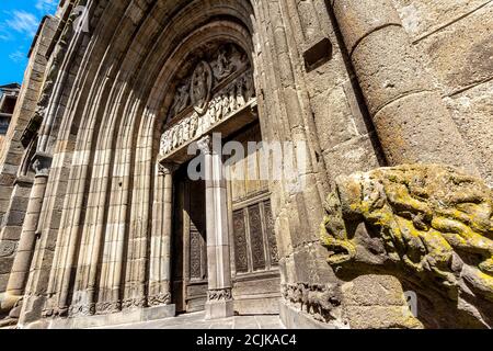 Mauriac, Tympanon und Veranda von Notre Dame des Miracles, Cantal Department, Auvergne Rhone Alpes, Frankreich Stockfoto