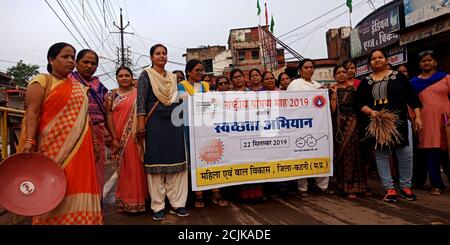 DISTRIKT KATNI, INDIEN - 02. OKTOBER 2019: Indische Anganwadi-Arbeiterinnen, die während der Mahatma Gandhi jayanti an der Clean india Road Show teilnehmen. Stockfoto