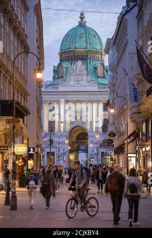 Kohlmarkt und die Hofburg in der Abenddämmerung, Wien, Österreich Stockfoto