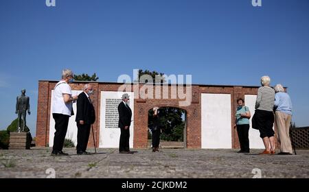 Gardelegen, Deutschland. September 2020. Besucher stehen vor den Resten der Feldscheune an der Gedenkstätte Feldscheune Isenschnibbe bei Garlegen. Das neu errichtete Dokumentationszentrum wird an der Gedenkstätte Feldscheune Iengnibbe Gardelegen eröffnet.Quelle: Ronny Hartmann/dpa-Zentralbild/dpa/Alamy Live News Stockfoto