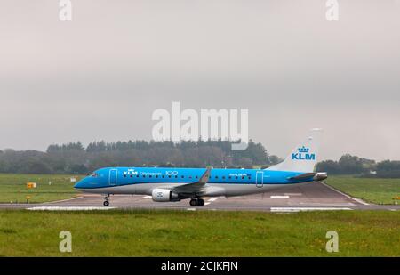 Cork City, Cork, Irland. 15. September 2020.EIN KLM City Hopper Embraer Flugzeug landet nach einem Flug von Amsterdam am Cork Airport, Cork, Irland. Der Flughafen steht vor größeren Problemen, nachdem Ryanair warnte, dass er seine Dienste für den Winter aus Cork ziehen würde, wenn die Regierung die Quarantänebestimmungen für Reisende in und aus dem Staat nicht lockert. - Credit; David Creedon / Alamy Live News Stockfoto