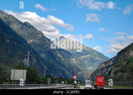 Verkehr auf der Autobahn a2/e35 durch Pollegio durch die Alpen bei Pollegio, Schweiz Stockfoto