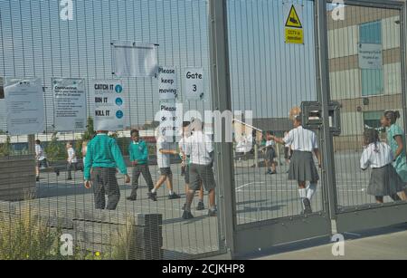 Kinder gehen auf einem Spielplatz zur Schule, es sind Einschränkungen fällig An Coronavirus/Covid-19 Pandemie in London, England, Großbritannien Stockfoto