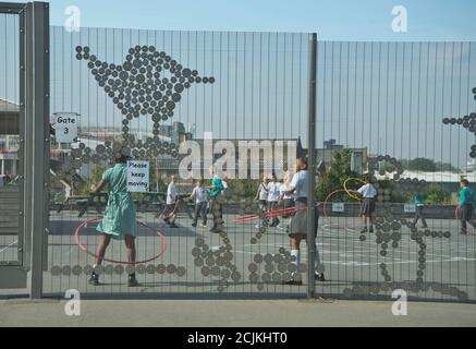 Kinder gehen auf einem Spielplatz zur Schule, es sind Einschränkungen fällig An Coronavirus/Covid-19 Pandemie in London, England, Großbritannien Stockfoto