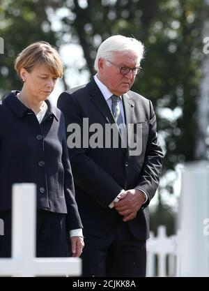 Gardelegen, Deutschland. September 2020. Bundespräsident Frank-Walter Steinmeier und seine Frau Elke Büdenbender stehen in stiller Erinnerung auf dem Ehrenfriedhof der Isengnibbe Feldscheune in Gardelegen. Das neu errichtete Dokumentationszentrum wird an der Gedenkstätte Feldscheune Isenschnibbe Gardelegen eröffnet. Quelle: Ronny Hartmann/dpa-Zentralbild/dpa/Alamy Live News Stockfoto