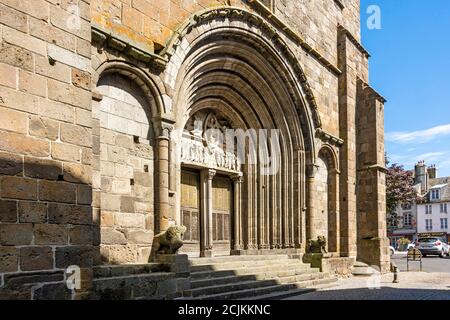 Mauriac, Tympanon von Notre Dame des Miracles, Cantal Department, Auvergne Rhone Alpes, Frankreich Stockfoto