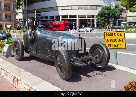 Monte Carlo, Monaco - 15. August 2018: Die Bronzestatue von William Grover in seinem Bugatti 1929 befindet sich in St widmen Ecke in Monaco Stadt, dies ist die Stockfoto