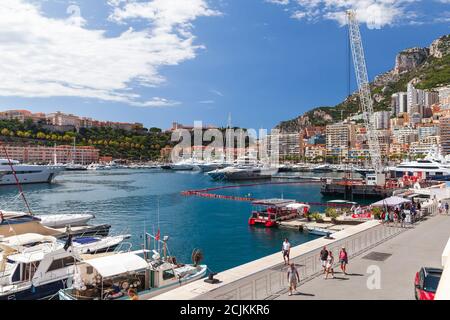 Monte Carlo, Monaco - 15. August 2018: Sportmotorboote und Yachten liegen in Port Hercule von Monte Carlo. Touristen gehen die Straße in der Nähe Stockfoto