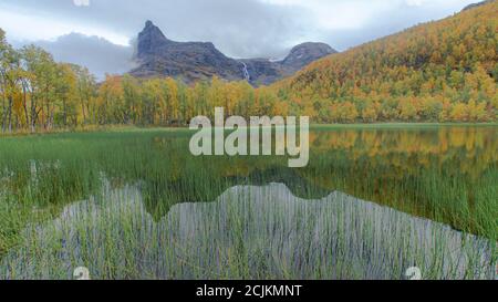 Der Berg spiegelt sich im See Stockfoto