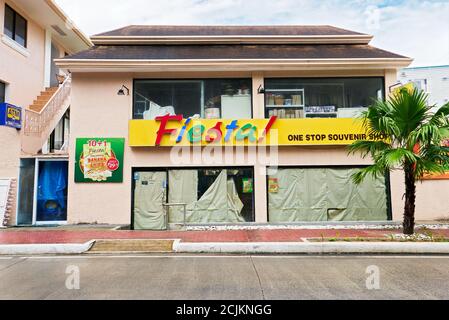 Souvenirläden und Hotels auf Boracay Island, Philippinen, sind wegen der Pandemie geschlossen. Die Straßen sind leer, ohne Menschen, Schaufenster bedeckt. Stockfoto