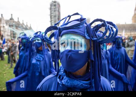 Kostümiert bei 'Marine Extinction March', Extinction Rebellion Demonstration, Parliament Square, London, 6. September 2020 Stockfoto