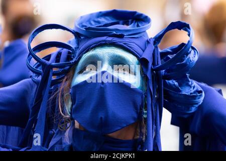 Kostümentrainer im 'Marine Extinction March', Extinction Rebellion Demonstration, Parliament Square, London, 6. September 2020 Stockfoto