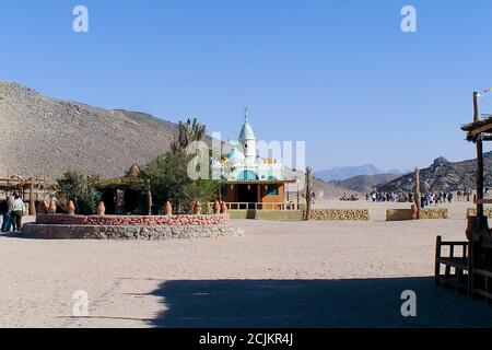 Ansicht der Moschee im Beduinendorf, Sahara Wüste, Ägypten Stockfoto