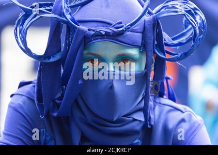 Kostümentrainer im 'Marine Extinction March', Extinction Rebellion Demonstration, Parliament Square, London, 6. September 2020 Stockfoto