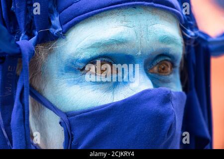 Kostümentrainer im 'Marine Extinction March', Extinction Rebellion Demonstration, Parliament Square, London, 6. September 2020 Stockfoto