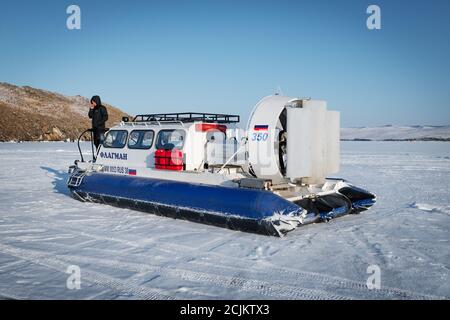 Baikalsee, Sibirien, Russland 28/02/2020 : Reisen mit Rucksack auf gefrorenen See Baikalsee, Russland mit Hovercraft. Extreme Tourismus und Transport. Gewinnen Stockfoto