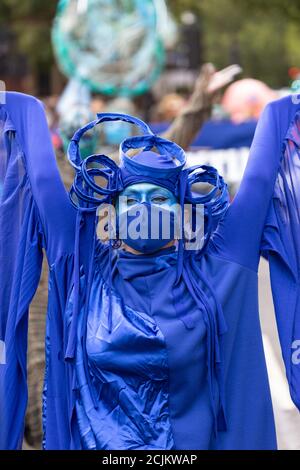 Kostümentrainer im 'Marine Extinction March', Extinction Rebellion Demonstration, Parliament Square, London, 6. September 2020 Stockfoto