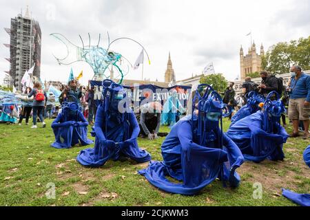 Kostümiert bei 'Marine Extinction March', Extinction Rebellion Demonstration, Parliament Square, London, 6. September 2020 Stockfoto