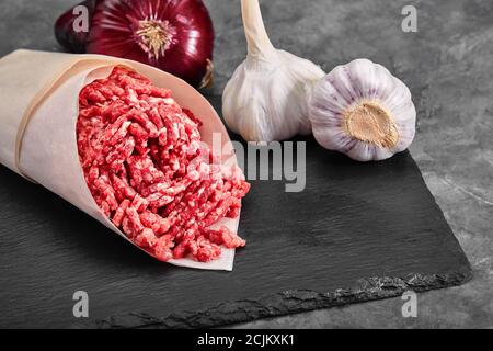 Hackfleisch Rindfleisch als detaillierte Nahaufnahme auf dunklem Holz Hintergrund Stockfoto