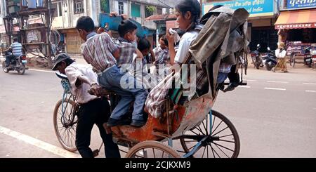 DISTRIKT KATNI, INDIEN - 05. OKTOBER 2019: Indische Schulkinder sitzen auf Rikscha während des Transports auf der Straße. Stockfoto