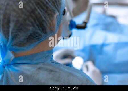 Augenarzt Chirurg durch OP-Mikroskop schwer tun. Stockfoto