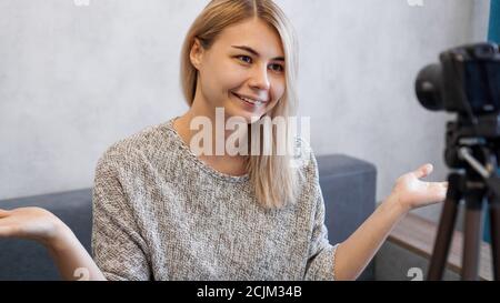 Fröhliche Bloggerin Aufnahme Video zu Hause Stockfoto
