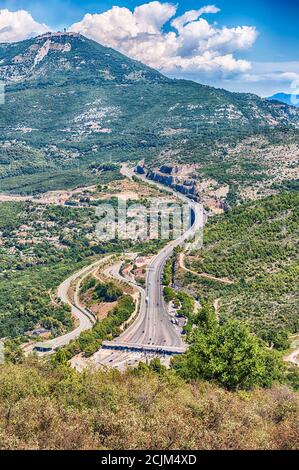 Blick über die Autobahn an der französischen Riviera, von Fort de la Revere in der Nähe des Dorfes Èze, Cote d'Azur, Frankreich Stockfoto