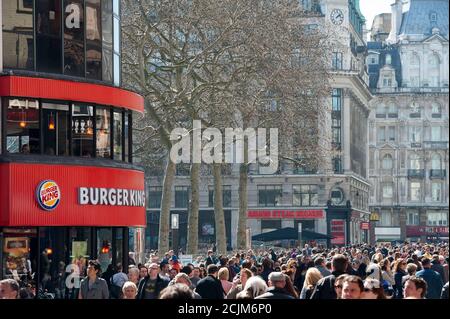 Ein überfüllter Leicester Square in London, England. Stockfoto