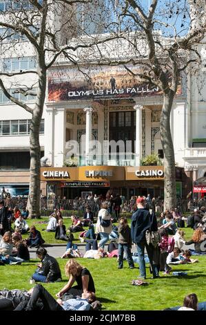 Menschen entspannen auf Leicester Square im West End von London, England. Stockfoto