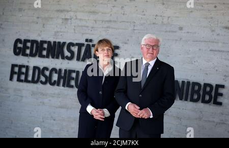 Gardelegen, Deutschland. September 2020. Bundespräsident Frank-Walter Steinmeier und seine Frau Elke Büdenbender stehen vor dem Eingang zur Gedenkstätte Feldbarn Isengnibbe in Gardelegen. Das neu errichtete Dokumentationszentrum wird an der Gedenkstätte Feldscheune Isenschnibbe Gardelegen eröffnet. Quelle: Ronny Hartmann/dpa-Zentralbild/dpa/Alamy Live News Stockfoto