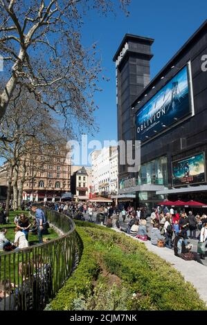 Belebte Straße vor dem Odeon-Kino, Leicester Square, in der City of Westminster, London, England. Stockfoto