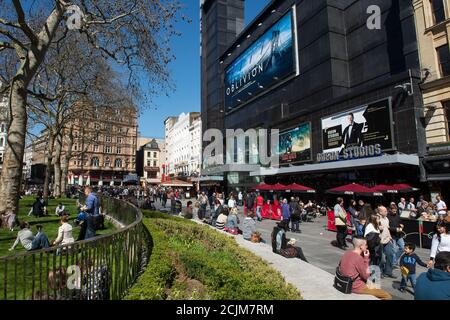 Belebte Straße vor dem Odeon-Kino, Leicester Square, in der City of Westminster, London, England. Stockfoto