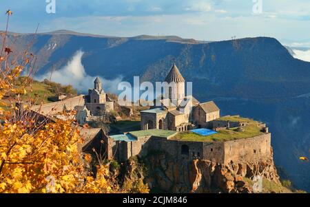 Farben des Oktober auf 9. Jahrhundert Armenisch Apostolischen Tatev Kloster in Armenien und das nahe gelegene Tal mit Wolken gefüllt. Stockfoto