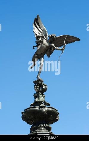 Der Shaftesbury Memorial Fountain, auch bekannt als Eros, im Piccadilly Circus, London, England. Stockfoto