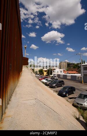 Die Grenzmauer zu Nogales, Arizona, USA, in Nogales, Sonora, Mexiko. Stockfoto