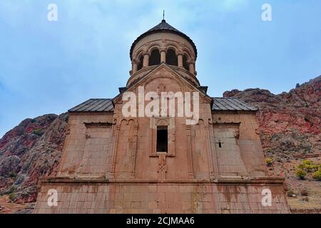 Noravank Monastery Komplex mit bewölktem Himmel in Armenien im Baum Punktperspektive Stockfoto