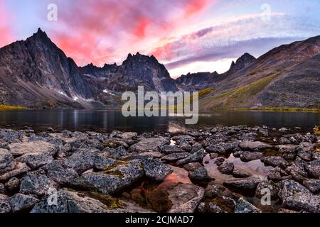 Fantastischer Blick auf den Sonnenuntergang über einem Grizzly Lake im Tombstone Territorial Park, Kanada Stockfoto