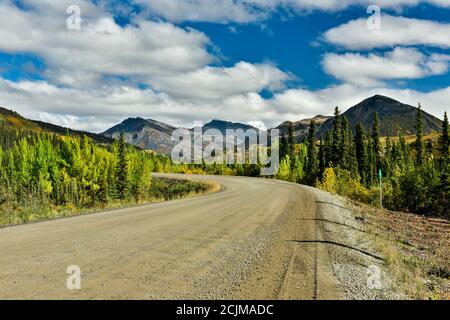 Atemberaubende Aufnahme eines Dempster Highway zum Tombstone Territorial Park, Yukon, Kanada Stockfoto