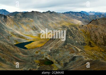 Grizzly Lake Campingplatz umgeben von Bergen im Tombstone Territorial Park, Yukon, Kanada Stockfoto