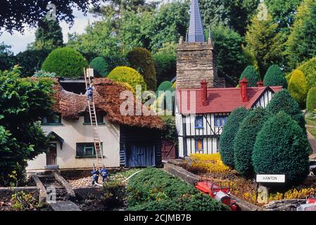 Modellfeuermänner Besuchen Sie ein Feuer in einem Reethaus in Hanton Weiler, Bekonscot Modelldorf und Eisenbahn, Bekonscot Modelldorf. Beaconsfield. Buckinghamshire, Chilterns, England, Großbritannien Stockfoto