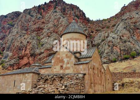Noravank Kloster Komplex auf Kante der engen Schlucht gebaut. Touristischer und historischer Ort. Armenien Stockfoto